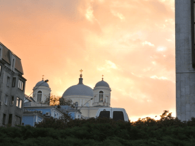 cidade com arquitetura árabica